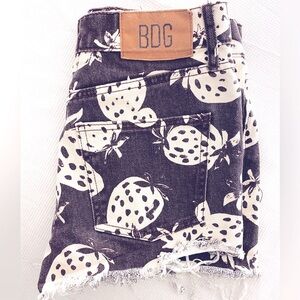 X sold | 🍓 BDG berry 90’s jeanshort rare 💎